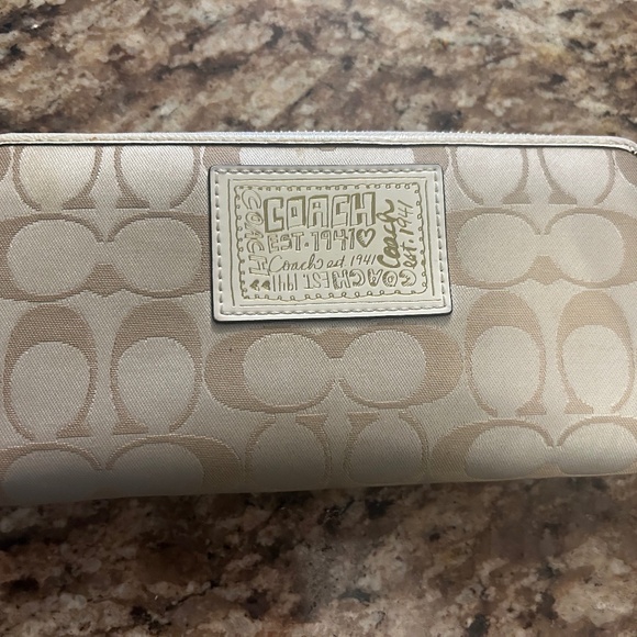 Coach - Large Wallet (Cream) - Picture 1 of 3